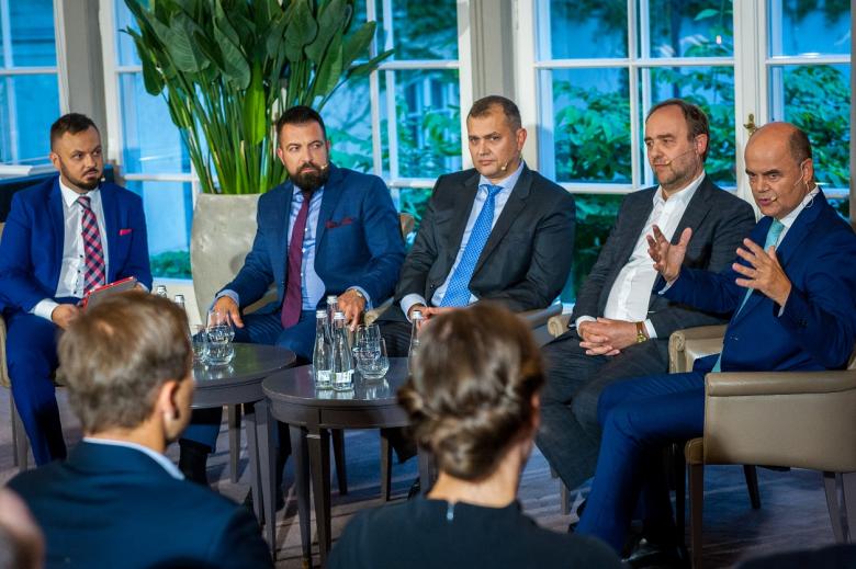 : Rafał Hiszpański, prezes D.A.S. Towarzystwo Ubezpieczeń Ochrony Prawnej, Stanisław Atanasow, prezes Eurofactor Polska, Michał Jaworski, Przewodniczący Rady Polska Izba Informatyki i Telekomunikacji oraz Jacek Janiszewski, przewodniczący rady programowej WELCONOMY FORUM IN TORUN
